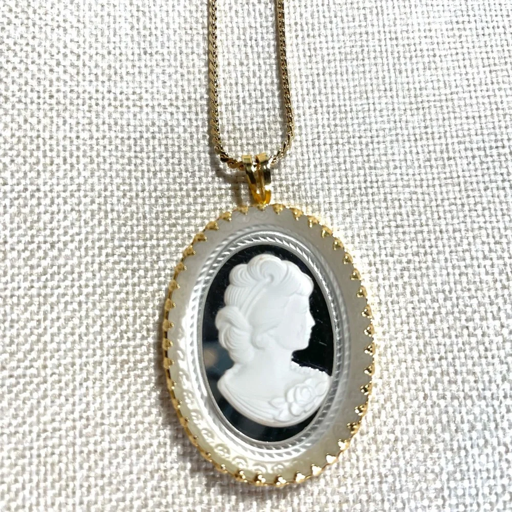 Vintage Damart Brand Cameo Gold Toned 24 In Necklace With Mirrored Background - Picture 3 of 6
